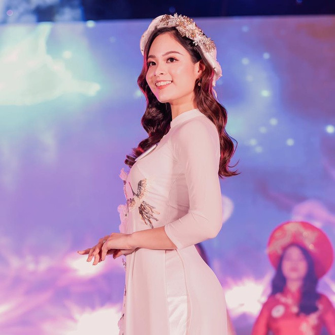 Nguyễn Khánh Linh (sinh năm 2001) là sinh viên khoa Xã hội học. Vừa qua, cô gái 19 tuổi đăng quang ngôi vị cao nhất cuộc thi Press Beauty 2020 cùng giải phụ Miss Áo dài.