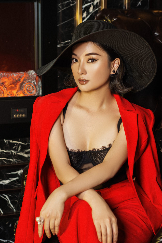 Mặc dù có những suy nghĩ độc lập và cởi mở, thế nhưng sâu thẳm trong nhà thiết kế cá tính này vẫn là thứ gì đó rất phụ nữ. Khác với những tuyên ngôn ngày nay rằng có tiền thì không sợ cô đơn, Thùy Victoria không ngần ngại khẳng định mình cũng biết tủi thân và có tâm hồn mong manh như bao cô gái khác, nhất là khi đi làm về mệt hay ốm yếu, cô chỉ muốn trở thành một cô gái bé nhỏ, dựa vào vòng tay một ai đó.