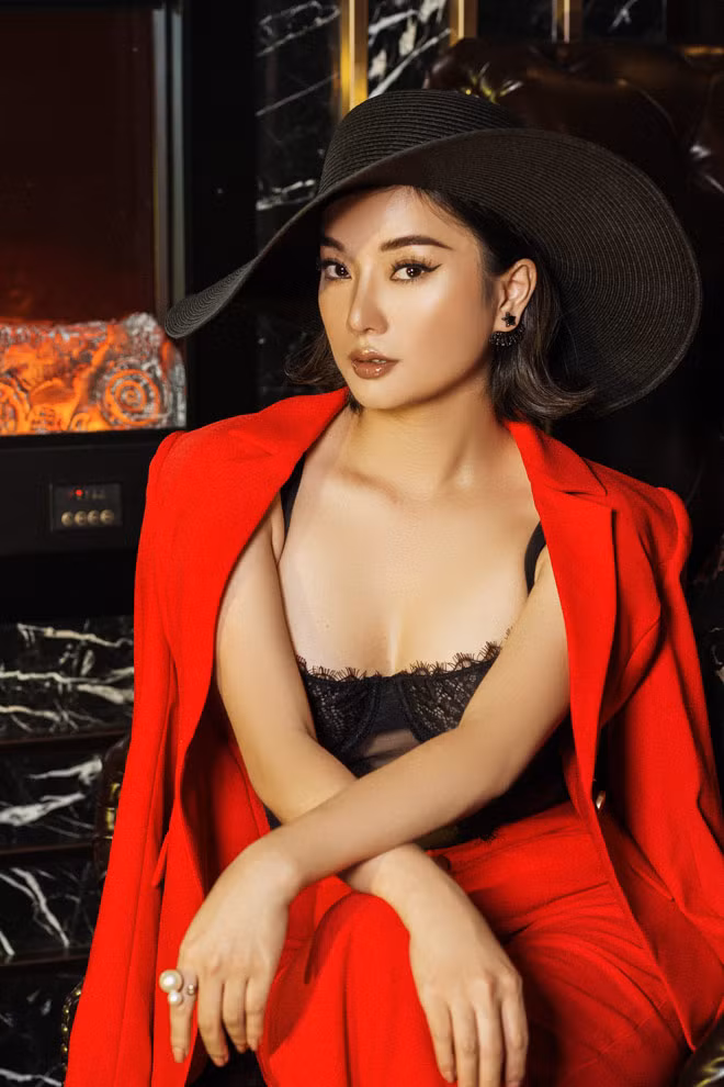 Mặc dù có những suy nghĩ độc lập và cởi mở, thế nhưng sâu thẳm trong nhà thiết kế cá tính này vẫn là thứ gì đó rất phụ nữ. Khác với những tuyên ngôn ngày nay rằng có tiền thì không sợ cô đơn, Thùy Victoria không ngần ngại khẳng định mình cũng biết tủi thân và có tâm hồn mong manh như bao cô gái khác, nhất là khi đi làm về mệt hay ốm yếu, cô chỉ muốn trở thành một cô gái bé nhỏ, dựa vào vòng tay một ai đó.