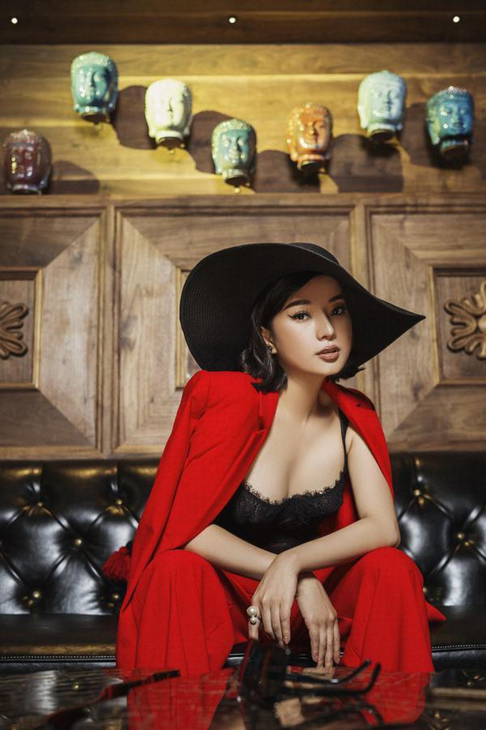 Nhưng cô vẫn luôn giữ lại sự mỏng manh, mềm mại rất phụ nữ cho mình.