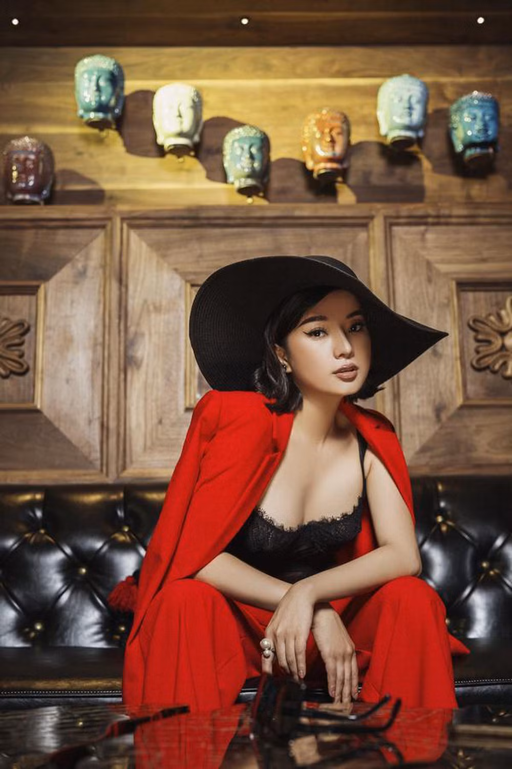 Nhưng cô vẫn luôn giữ lại sự mỏng manh, mềm mại rất phụ nữ cho mình.