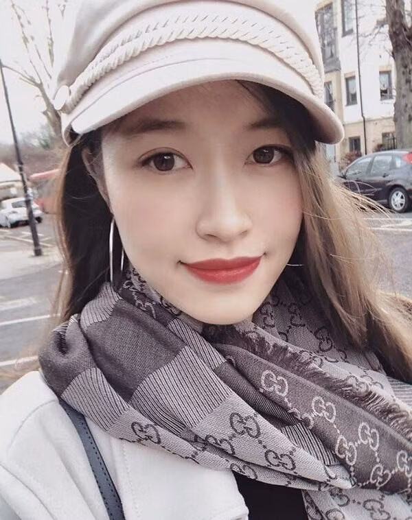 Vóc Đỗ và Văn Dũng đã yêu nhau được 10 năm và hiện cô nàng đang du học ngành Thạc sĩ Quản lý kinh doanh quốc tế tại Đại học Middlesex – thuộc top các trường ĐH hiện đại nhất nước Anh.