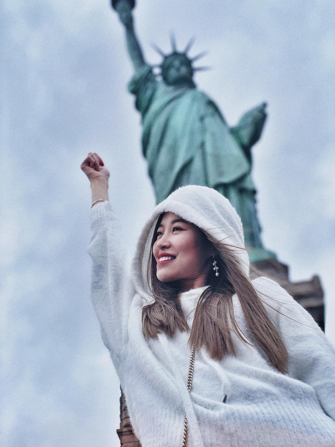 Không nổi “bần bật” như Quỳnh Anh, Huỳnh Anh hay những cô bạn gái khác của hội cầu thủ, Vóc Đỗ được dân tình biết đến sau màn “gây chiến” với Văn Thanh để bênh vực bạn trai là Văn Dũng.