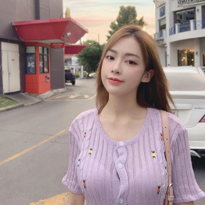 Tuy nhiên, ít ai biết trước khi trở thành người mẫu nội y, cô nàng đã từng là một streamer game. Khi đó, phong cách thời trang của Chatkamon Sukkasem khá cá tính, năng động và trẻ trung.