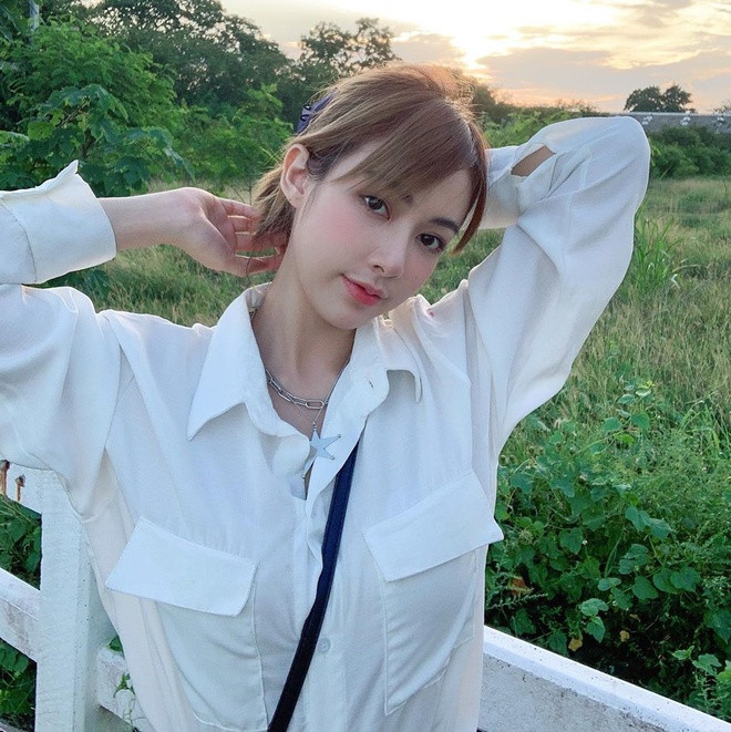 Với lối trò chuyện vui vẻ, hài hước, các video của cô nhận nhiều lời khen ngợi.