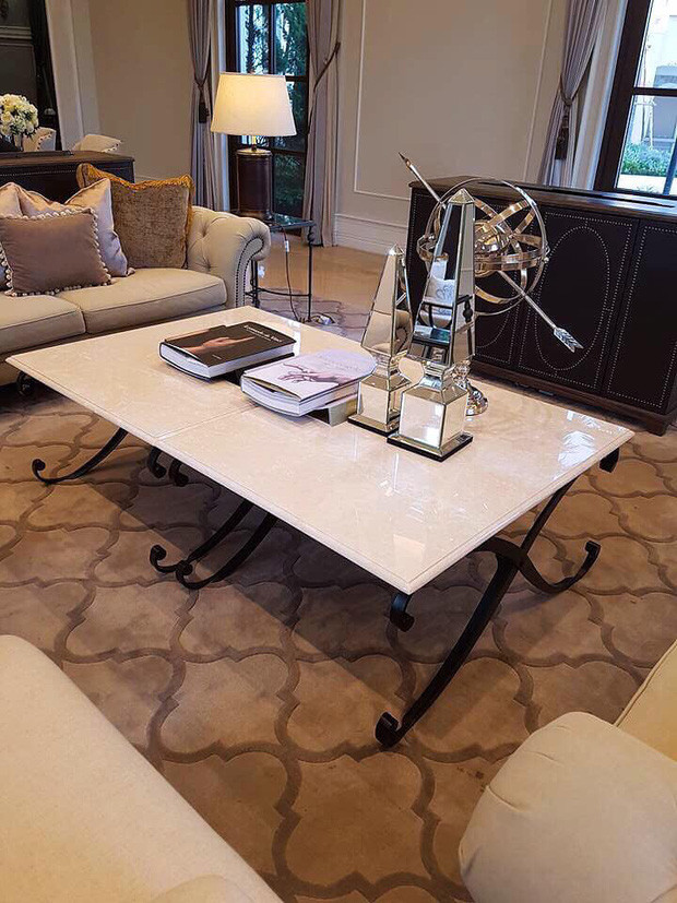 Căn nhà của vợ chồng Angela khá đơn giản nhưng không kém phần sang trọng, tinh tế.