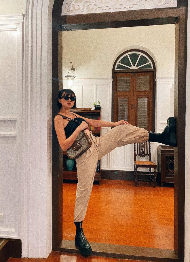 Trong những bức ảnh được "Phạm Băng Băng phiên bản Việt" hé lộ, nội thất của căn biệt thự khá đơn giản nhưng không kém phần tinh tế, sang trọng với tone màu trắng, nâu và gỗ.