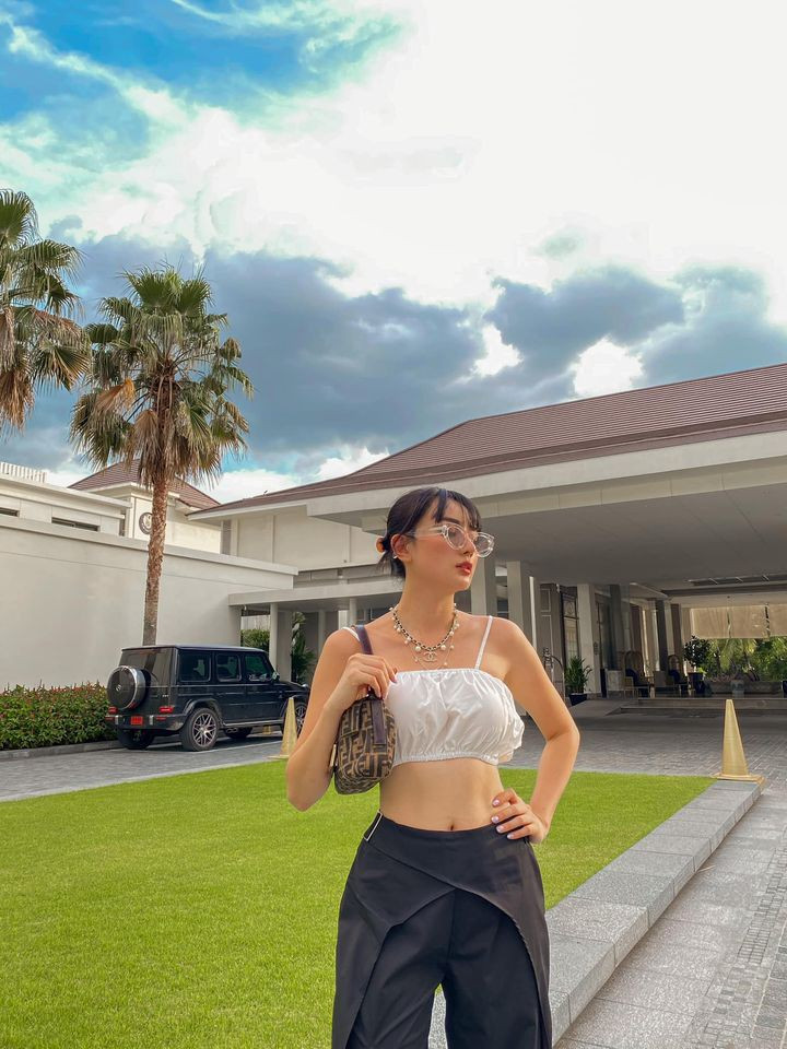 Không theo style hở hang quá đà, Angela Minh Châu gây thiện cảm với phong cách ăn mặc sành điệu và tinh tế.