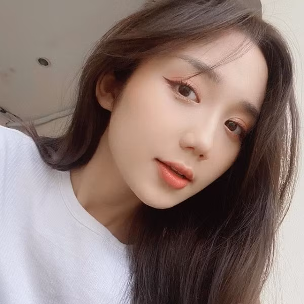 Chính vì vậy, chuyện Noway công khai hẹn hò cùng nữ ca sĩ Cara cũng ảnh hưởng ít nhiều tới Mina, như vụ cô nàng mặc đồ đôi của cặp Noway – Cara trên sóng livestream nhưng lại nói dối là fan tặng, hay tin đồn Mina và Noway nhận án phạt chẳng hạn.