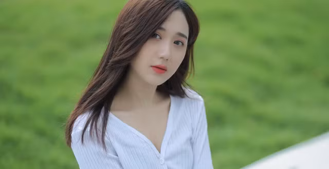 Mina Young được biết đến là một trong những gương mặt đình đám của làng streamer Việt khi ra mắt với danh "cô giáo" mới của Lớp Thầy Ba.