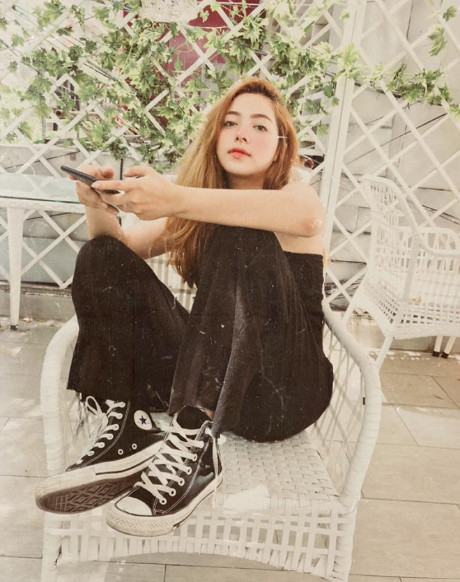Trong mọi bức ảnh, Thúy Huỳnh đều có thể đốn tim mọi đấng mày râu vì thần thái kiêu sa, có đôi chút bí ẩn.