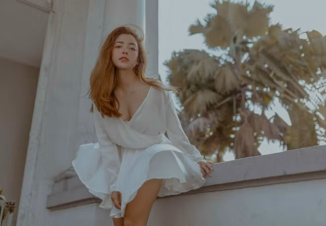 Gu thời trang cực "chất" và nét biểu cảm tự nhiên, cuốn hút của Thúy Huỳnh trước ống kính làm người xem bị mê hoặc.