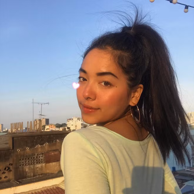 Cận cảnh gương mặt với những đường nét đẹp quyến rũ và bốc lửa chuẩn Tây của cô gái Việt.