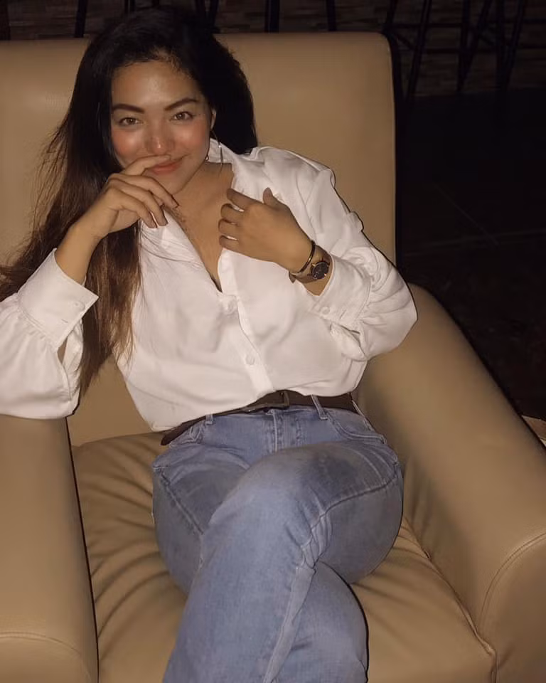 Người đẹp mới nổi này làm ai nấy cũng phải phát cuồng với gương mặt quyến rũ, sắc sảo, nhất là đôi mắt khiêu gợi cùng đôi môi gợi cảm.