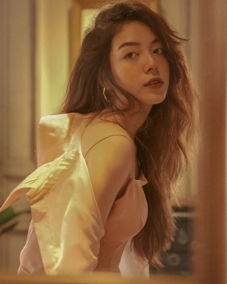 Nhờ gương mặt ăn ảnh và phong cách thời trang cực "chất", các bức ảnh xinh đẹp của Thúy Huỳnh đang được dân mạng nô nức tìm kiếm, chia sẻ.