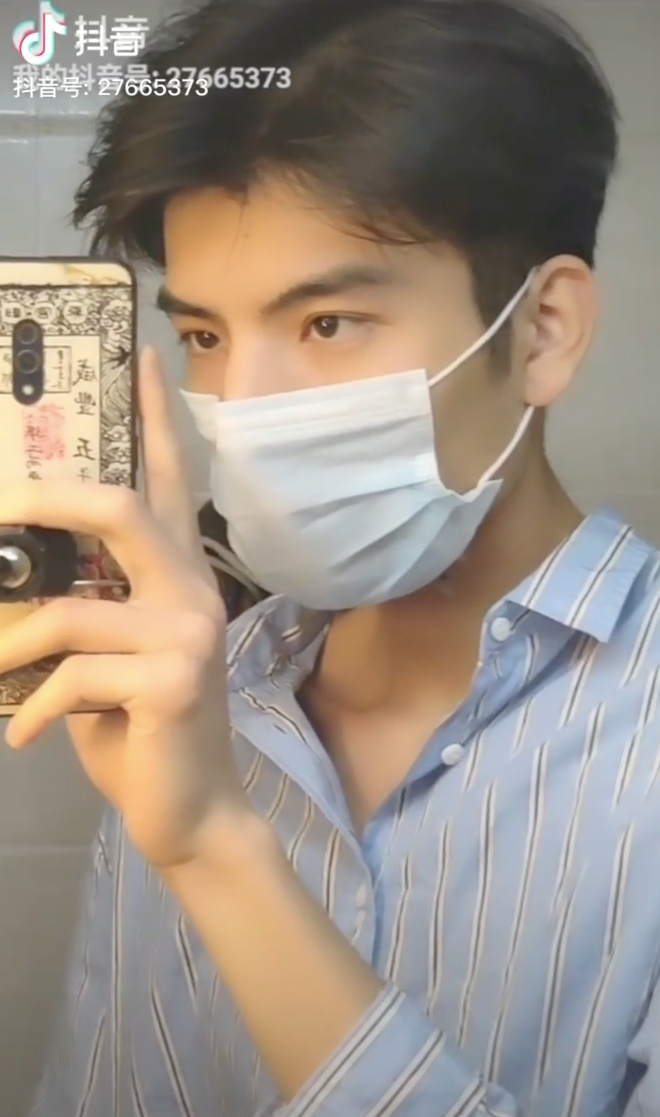 Chưa hết đâu, khẩu trang hóa ra còn có thể giúp chúng ta trở nên đẹp trai, thần bí hơn nhiều nếu biết cách tận dụng nó. Chẳng cần một khuôn mặt quá đẹp trai, các chàng trai vẫn có thể biến thành hot boy “vạn người mê” chỉ nhờ một chiếc khẩu trang.