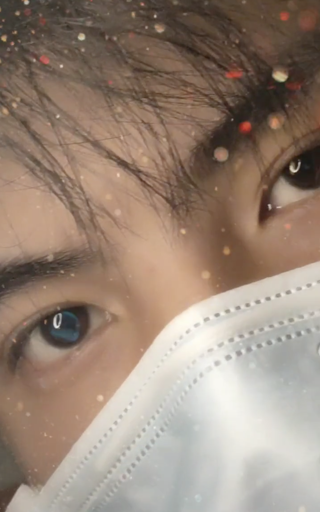 Trong những clip được anh chàng đăng tải trên Tik Tok Trung Quốc, người hâm mộ chỉ có thể nhìn thấy hàng chân mày cùng đôi mắt hút hồn, sóng mũi trông có vẻ khá cao của Đại Thúc. Chỉ từng đó chi tiết thôi cũng đủ khiến dân tình xuýt xoa khen ngợi anh chàng và khẳng định đây là một anh chàng rất đẹp trai cho mà xem.