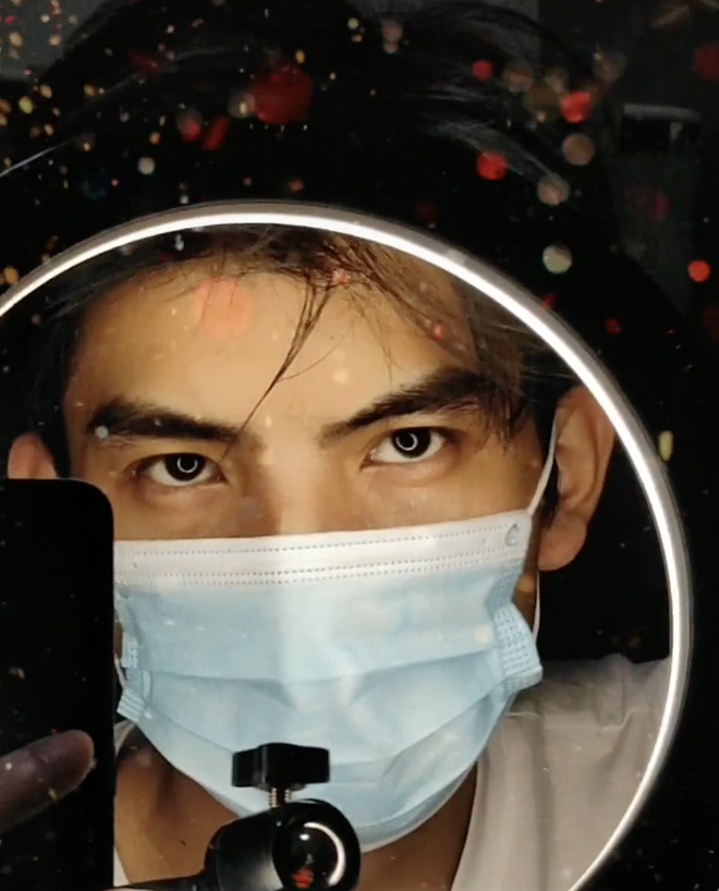 Học tập theo nhưng đàn anh đi trước, Đại Thúc “đốn tim” cộng đồng mạng trong hình tượng “hot boy khẩu trang” khi giấu mặt sau lớp phụ kiện này.