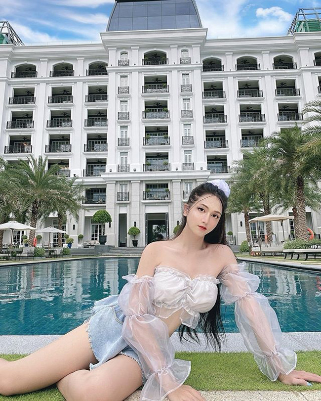 Thậm chí, nếu không giới thiệu và không chia sẻ hình ảnh của mình trước đây, khó có thể nhận ra cô từng mang hình hài của một chàng trai.