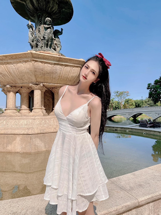 Ngay cả khi chưa phẫu thuật chuyển giới, Hoàng Học đã sở hữu ngoại hình xinh đẹp, vượt sắc bao hot girl.