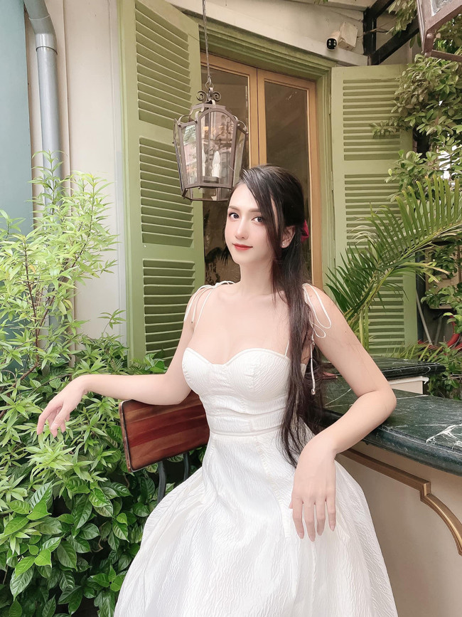 Tháng 7/2020, Hoàng Học chính thức phẫu thuật chuyển giới và sống dưới thân phận một cô gái thực sự.