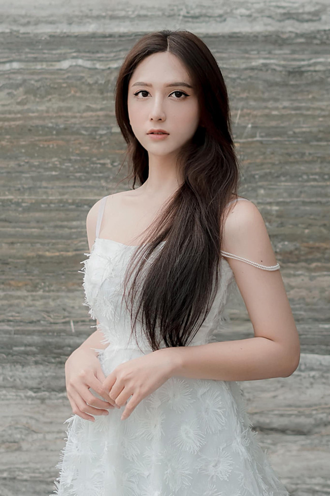 Hoàng Học là cô gái chuyển giới có nhan sắc xinh đẹp.