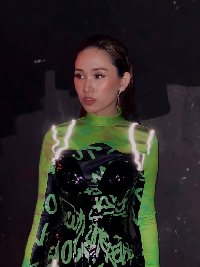 Cô nàng này diện một bộ đồ màu xanh khá nổi bật, luôn thể hiện thần thái rất quyến rũ mỗi khi bước ra rồi catwalk 1 vòng quanh sân khấu.