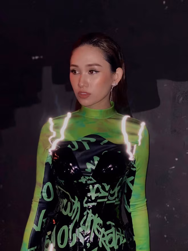 Cô nàng này diện một bộ đồ màu xanh khá nổi bật, luôn thể hiện thần thái rất quyến rũ mỗi khi bước ra rồi catwalk 1 vòng quanh sân khấu.