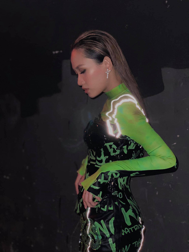 Dù chỉ xuất hiện "sương sương" thôi nhưng gương mặt cũng như thần thái của cô nàng vẫn được cư dân mạng để ý, và truy lùng thông tin.