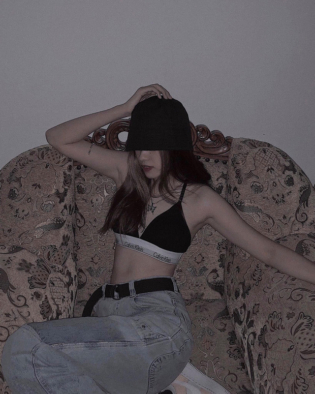 Ở ngoài đời, Kim Dung sở hữu thân hình cực chuẩn cùng số đo ba vòng là 85-63-94.