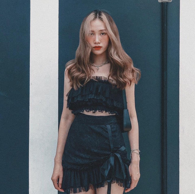 Được biết, gái xinh cầm bảng tên trong Rap Việt này có tên là Kim Dung, sinh năm 1997 và hiện đang là dancer của vũ đoàn Bước Nhảy.