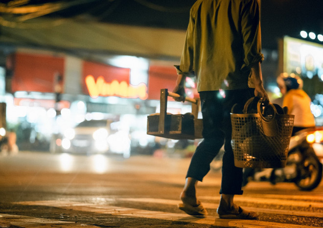 Tết Trung thu lại đến, người bố muốn trở về thăm gia đình, cuộc sống đầy rẫy khó khăn nhưng ông vẫn chắt chiu từng đồng, giữ lời hứa mua tặng cậu con trai món quà nhỏ.