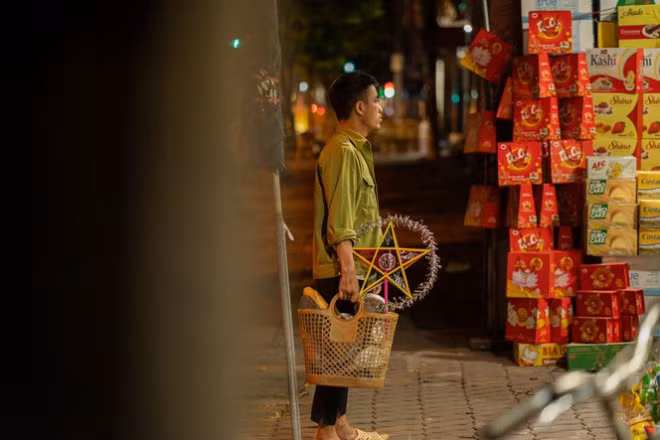 Vì vậy qua bộ ảnh mình muốn gửi thông điệp mọi người cùng hướng về gia đình, về mái ấm của mình của mình nhiều hơn.