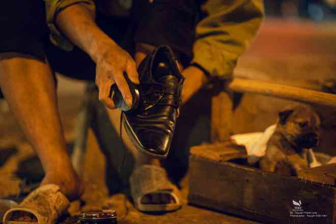 Đặc biệt chi tiết người bố nghèo thu mình bên đường phố, ăn vội chiếc bánh mì sau một đêm làm việc vất vả và hình ảnh chú cún con - người bạn duy nhất của ông nơi thành phố đã chạm đến trái tim người xem.