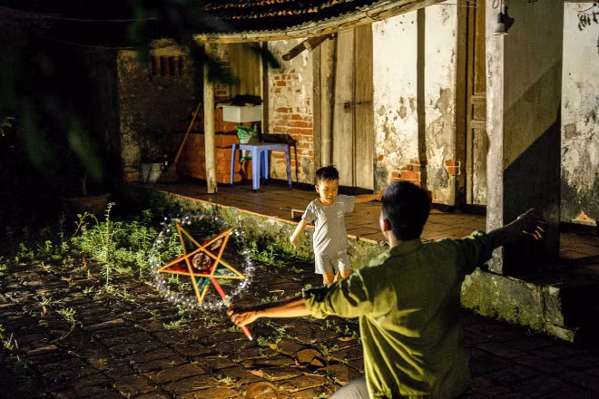 Không phải người bố nào cũng hoàn hảo nhưng tình cảm của họ dành cho con cái luôn hoàn hảo nhất. Đừng vì lý do nào khiến chúng ta càng trưởng thành, khoảng cách của chúng ta và bố càng lớn dần theo.