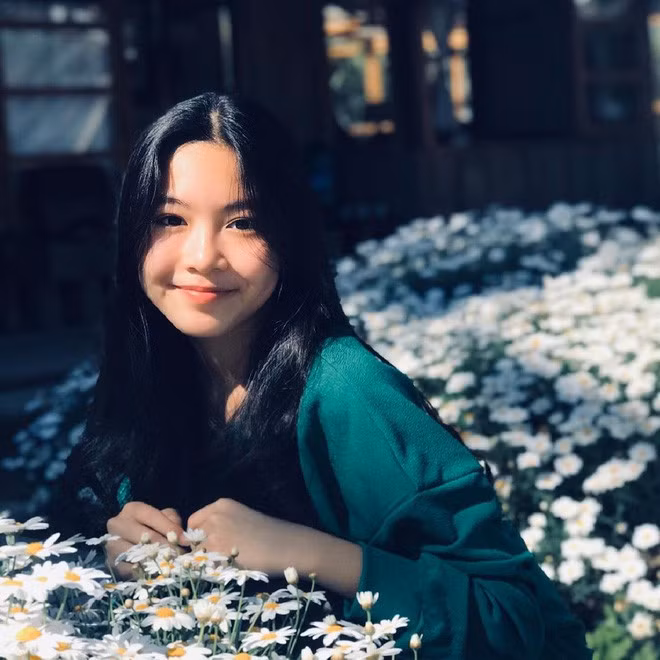 Được biết, Lọ Lem rất yêu thích bóng rổ và thường xuyên đăng tải hình ảnh chơi bộ môn này. Cô bé còn là một thành viên trong đội tuyển bóng rổ của nhà trường.