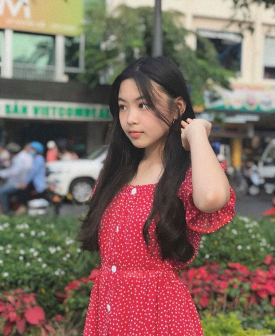 Không chỉ sở hữu vẻ ngoài xinh đẹp mà bản thân Lọ Lem còn có thành tích học tập rất tốt và sở hữu tài lẻ mà hiếm bé gái đạt được.