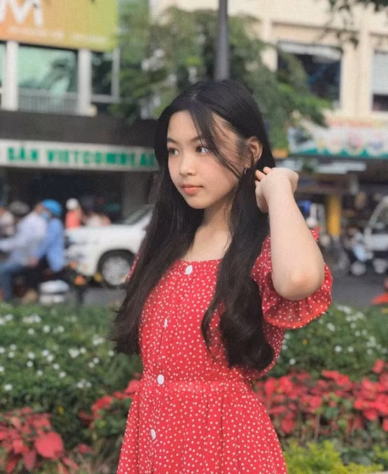 Không chỉ sở hữu vẻ ngoài xinh đẹp mà bản thân Lọ Lem còn có thành tích học tập rất tốt và sở hữu tài lẻ mà hiếm bé gái đạt được.