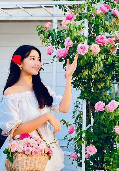 Cô bé không chia sẻ quá nhiều hình ảnh của mình trên mạng xã hội, nhưng Lọ Lem toàn sở hữu những khoảnh khắc "đắt giá".