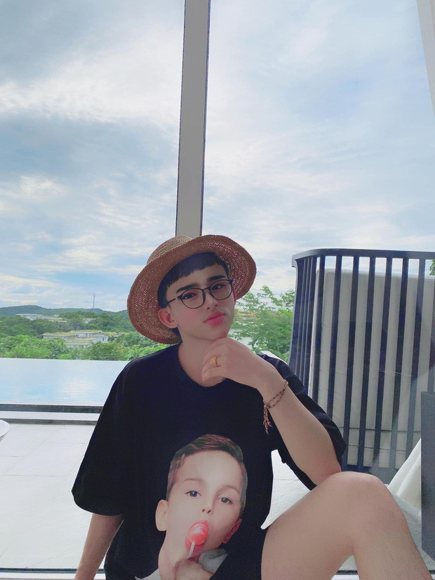 Từ lâu, cộng đồng mạng đã chẳng xa lạ gì với cái tên Trần Đức Bo. Sau khi trở thành hiện tượng MXH vì việc make up như ulzzang Hàn, thời gian gần đây, cậu bạn lại nổi lên với nickname "thảm họa Tik Tok".