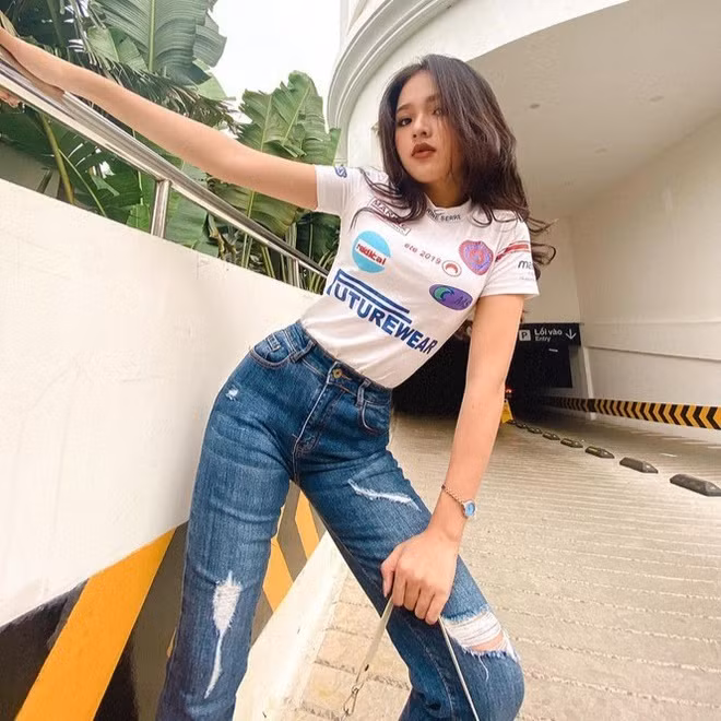 Huỳnh Hàn Trúc Lâm (sinh năm 2002, đến từ Phú Yên) gây ấn tượng với vẻ ngoài xinh xắn, vóc dáng thanh mảnh. Cô nàng từng có màn giảm cân thành công khiến nhiều người bất ngờ.