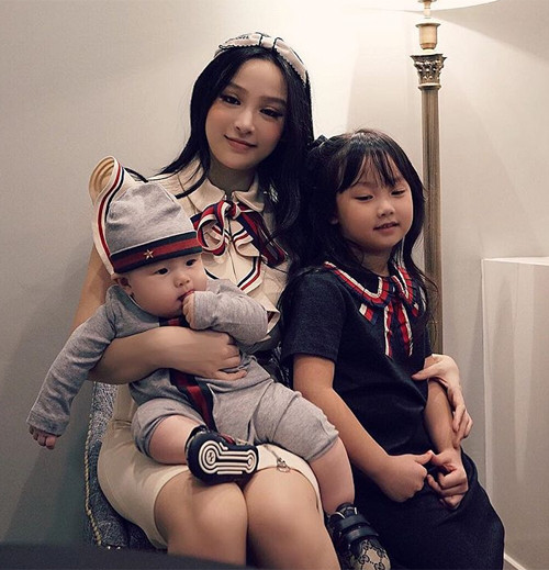 Huyền Baby tên thật là Đặng Ngọc Huyền, sinh năm 1989, đang là mẹ của 2 đứa con đáng yêu, kháu khỉnh.