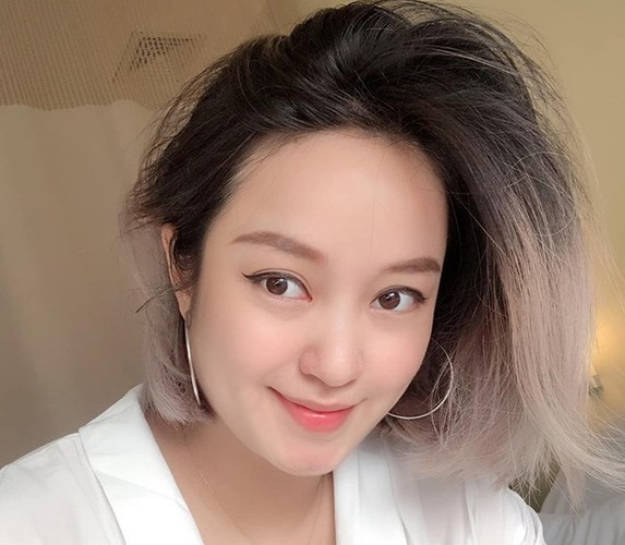 Có thể thấy, dù đã trải qua 2 lần sinh nở song cô nàng vẫn khiến hội chị em xuýt xoa ngưỡng mộ bởi vẻ ngoài quyến rũ, xinh đẹp.