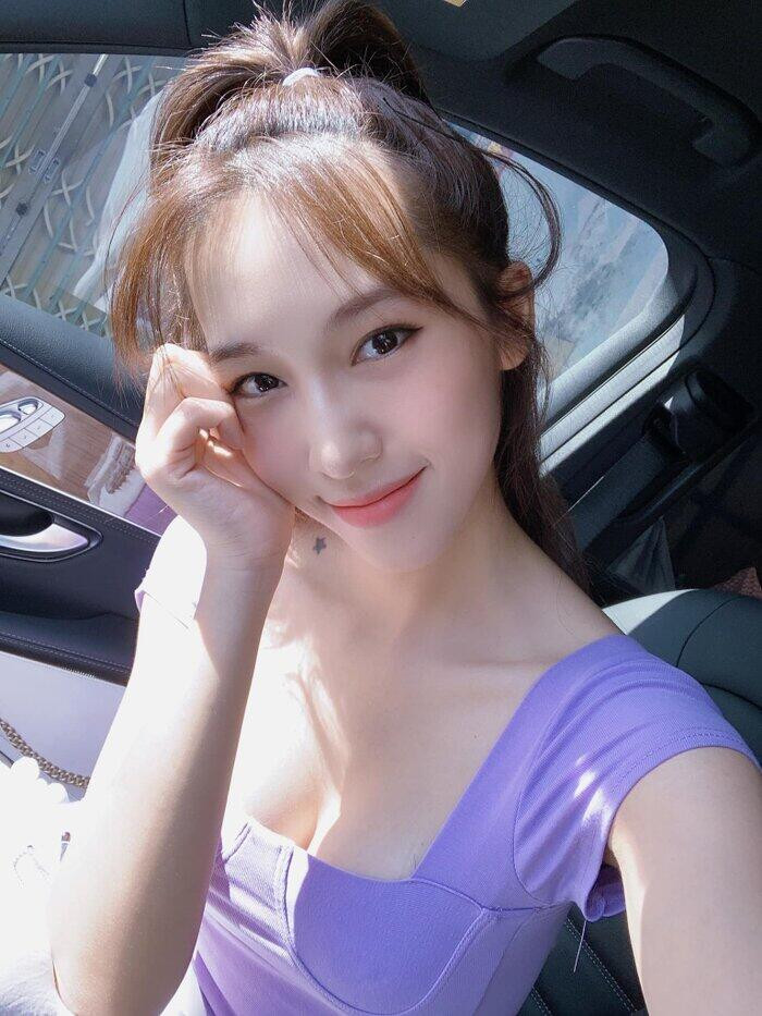 Sau đó, tên tuổi của cô nàng càng được nhiều người biết đến khi trở thành thành viên của nhóm Ladykillah với những ca khúc "hit" như: Ngọn nến trước gió, Dừng lại nhé...