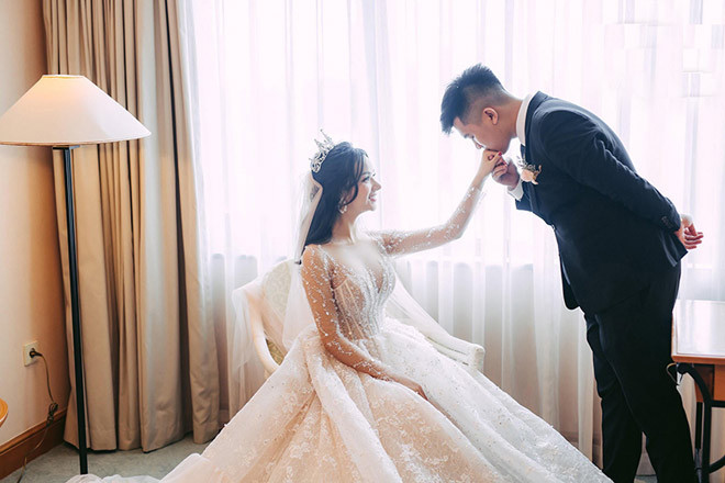 Hot girl này từng chia sẻ, cô gặp chồng lần đầu tiên trong một lần đi xem đá bóng ở sân vận động Hàng Đẫy. Chồng cô là chủ một doanh nghiệp về sản phẩm làm đẹp đã chủ động đề nghị được hợp tác với cô.