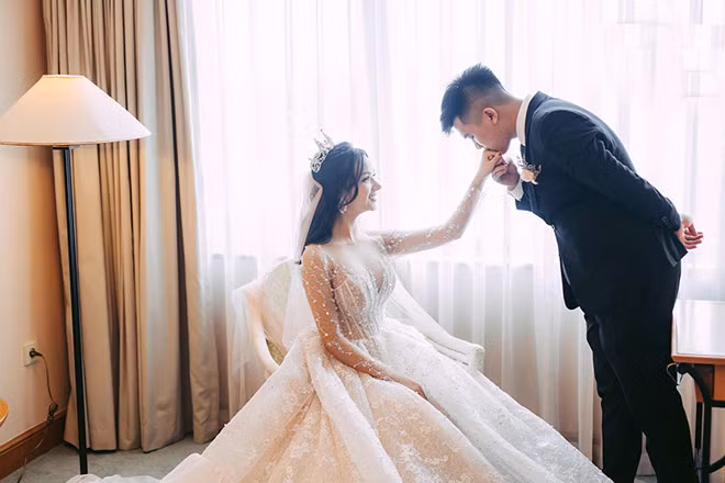 Hot girl này từng chia sẻ, cô gặp chồng lần đầu tiên trong một lần đi xem đá bóng ở sân vận động Hàng Đẫy. Chồng cô là chủ một doanh nghiệp về sản phẩm làm đẹp đã chủ động đề nghị được hợp tác với cô.