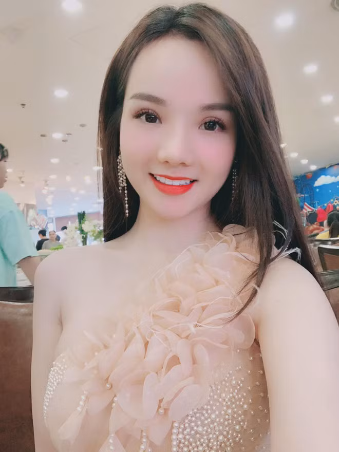 Sau 2 năm từ khi nổi tiếng, những tưởng Thuỷ Tiên sẽ lấn sân showbiz để phát triển sự nghiệp, thế nhưng cô lại có hướng đi hoàn toàn khác là kết hôn, làm mẹ bỉm sữa và hỗ trợ chồng công việc kinh doanh.