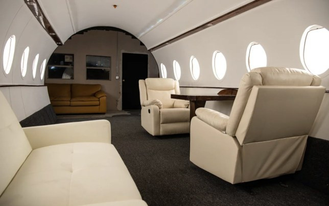 "Đây là địa điểm chụp ảnh đầu tiên tại Los Angeles được thiết kế như một máy bay phản lực riêng độc đáo và đèn cửa sổ nhân tạo. Studio được thiết lập dành cho hoạt động thương mại hoặc chụp ảnh chân dung đơn giản", phần mô tả trên trang web của studio này cho biết.