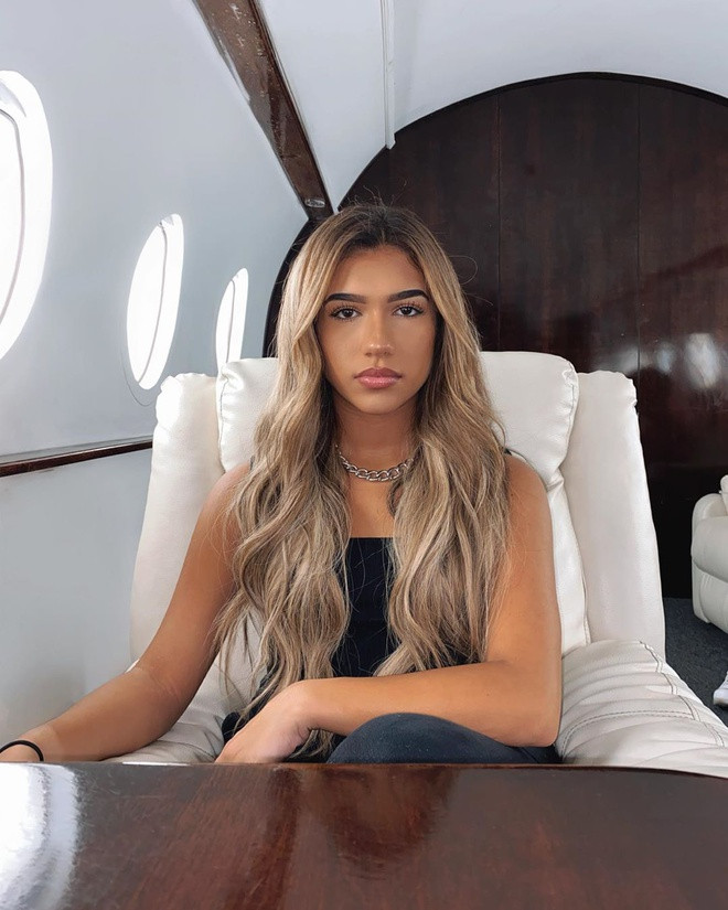 Tài khoản The 7 Angels có 240.000 follower trên TikTok, influencer tên Kennedy Cymone và Azra Mian mới đây bị bóc mẽ sử dụng studio có thiết kế giống máy bay tư nhân để chụp hình và đăng tải lên mạng xã hội như một rich kid thực thụ.