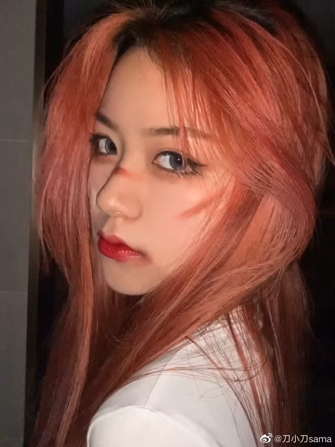 Các clip của Tiểu Đao chủ yếu là những màn biến hóa phục trang chỉ trong chớp mắt, khi thì "lột xác" sau một cú hất tóc, lúc lại chuyển từ ngây thơ sang quyến rũ qua một động tác hết sức tự nhiên…